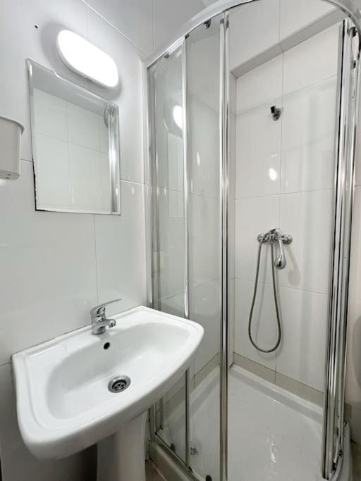 Apartamento Amplo Com 4 Quartos Na Zona Universitaria *