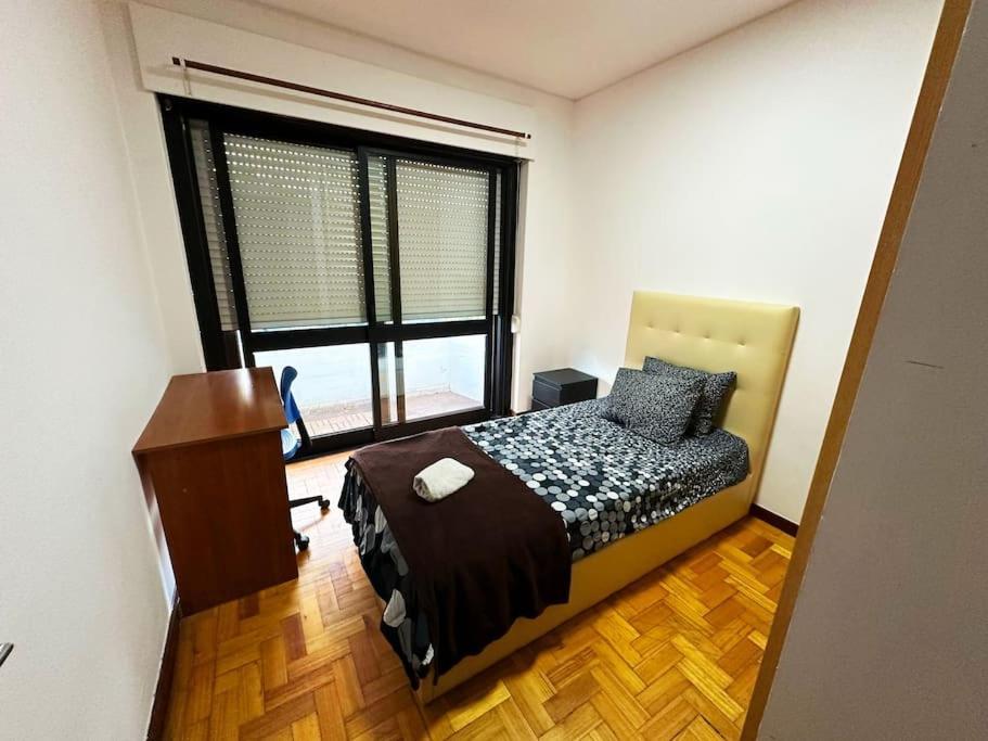 Amplo Com 4 Quartos Na Zona Universitaria Oporto